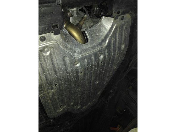 Photo 3: avant de passer à l' étape suivante, on refixe le bouclier en aluminium avec ses vis cruciformes.