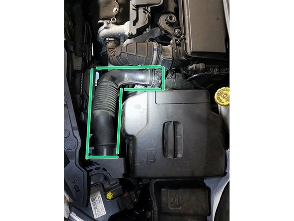 Retirer la durit gênant l'accès au filtre