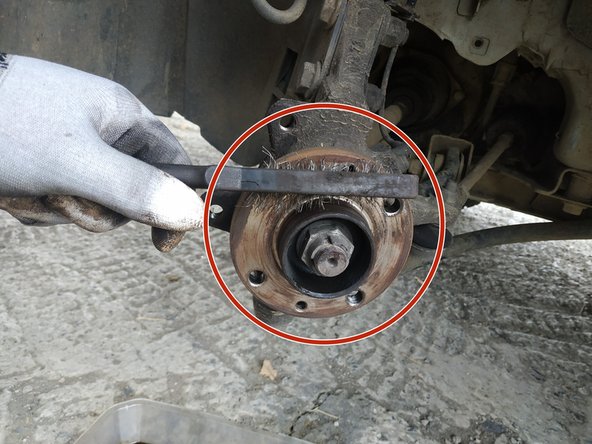 nettoyer la portée du moyeu à l'aide d'une brosse métallique