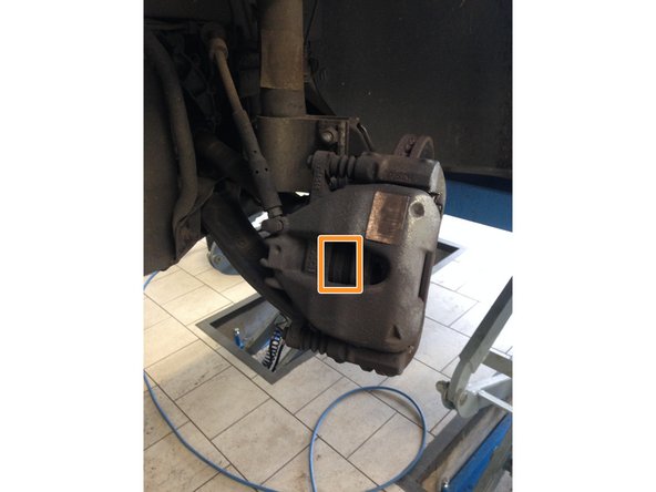 Repousser le piston à l'aide d'un tournevis plat.