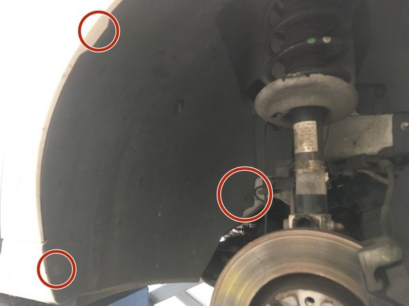 Deviser les vis de T30 et retirer les clips qui maintienne le passage de roue