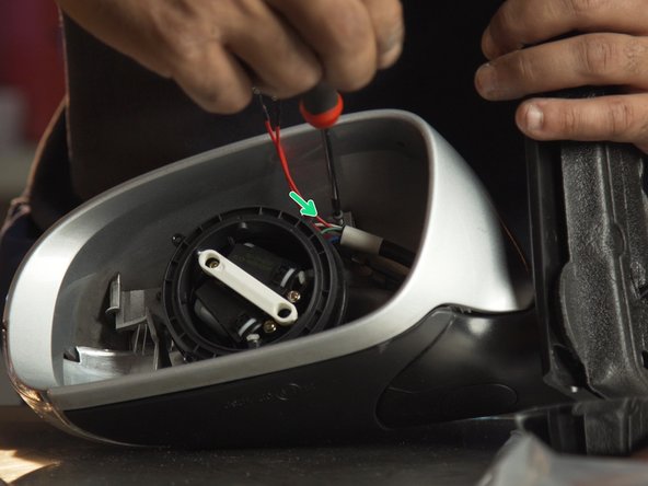 Replacer les deux vis de maintient de la coque