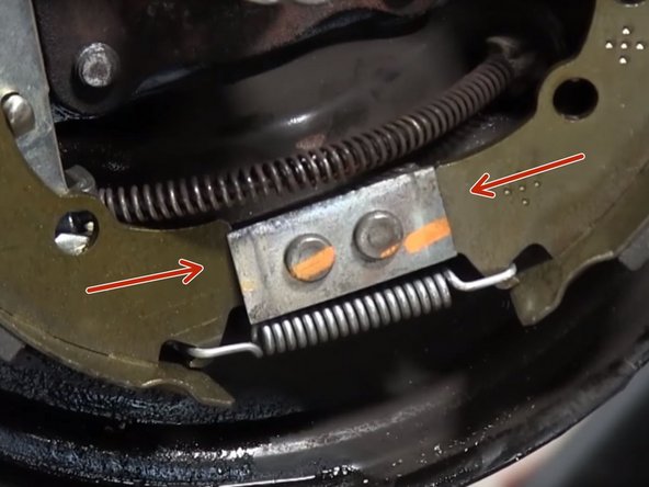 Enclencher le kit de frein en bas puis terminer par le haut