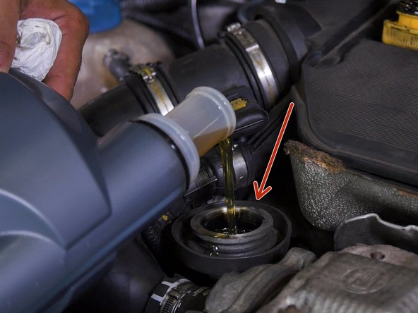 Verser environ 4,5 litres d'huile