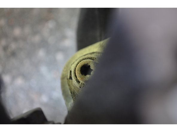 Dévissez l'écrou et retirez-le. Le bras sort facilement en faisant des va-et-vient de l'intérieur vers l'extérieur avec le disque de frein.