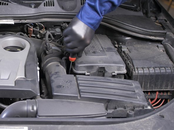 Resserrer les 7 vis tout autour de la boite à air