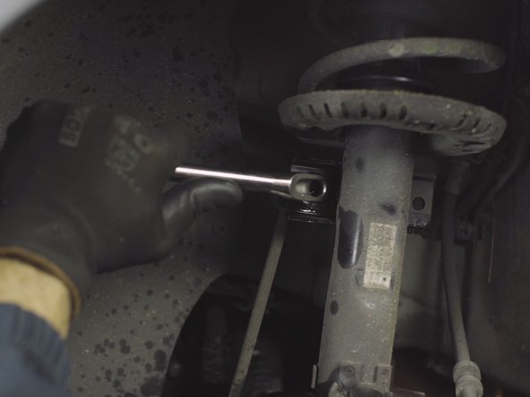 A l'aide d'une clé plate de 16, d'un cliquet et d'une douille Torx de 30 : Desserrer l'écrou de la biellette de barre stabilisatrice