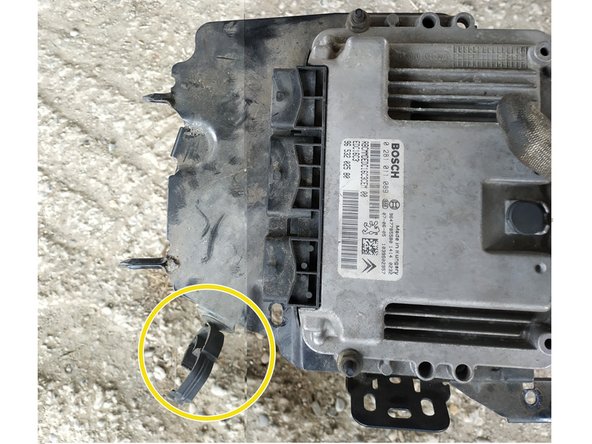 remettre la fiche du bas dans son passe-fil