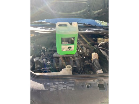 Remplir le bocal de liquide de refroidissement sans dépasser le maxi.