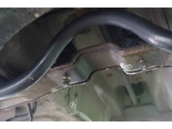 Puis, nous allons devoir fixer la nouvelle pièce dans ces nouveaux caoutchouc. Pour faciliter l'opération, mettez un peu de lubrifiant, ça rentre tout seul ! (en forçant un peu quand même !)