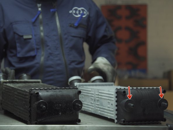 Vérifier la présence des deux guides en bas du radiateur