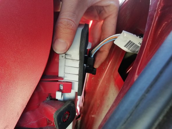 Rebranchez la prise et revissez la vis dans le coffre en vous assurant que le bloc tiens bien !