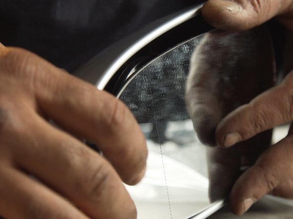 Presser le miroir jusqu'à le clipser