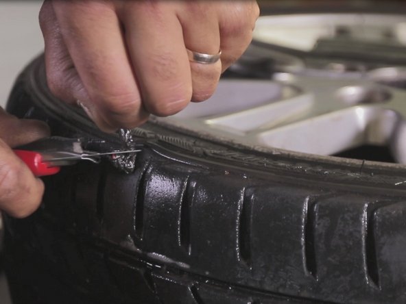 Retirer le surplus de la mèche avec un cutter