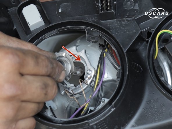 Replacer le clips et rebrancher le connecteur