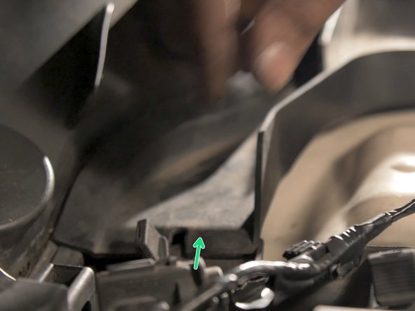 Replacer l'accroche des deux côtés de la baie de pare-brise