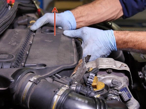 Dé clipser la boite à air en tirant vers le haut