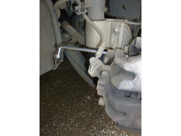 Avec une clé torx de 45 male dévisser les 2 vis de fixation de l'étrier. photo 2 &amp; 3.