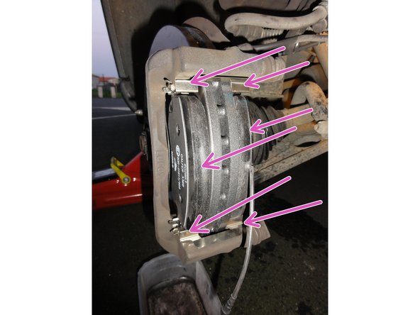 A l'aide d'un repousse piston, repousser le piston en tournant dans le sens horaire.