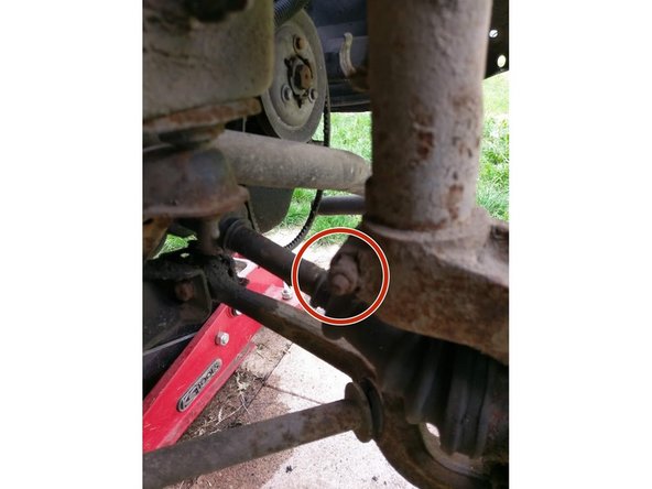 Dévisser l'écrou de serrage inférieur de l'amortisseur