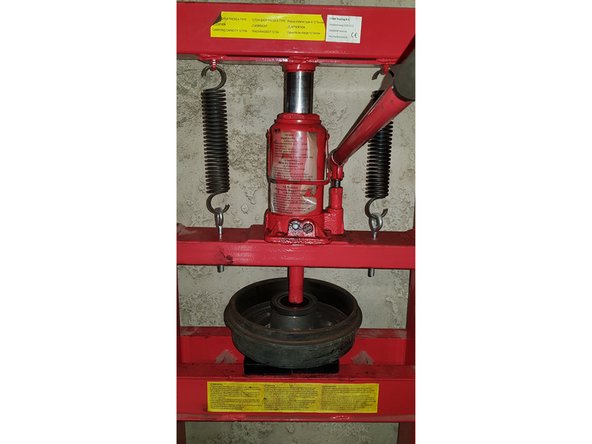 Placez un disque de Ø48mm puis pressez.