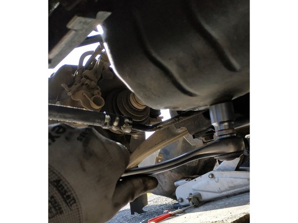 remonter le tuyau d'admission d'air et vérifier qu'il est bien en place des 2 côtés, ne pas oublier la vis qui le tient en place sur la patte de fixation (clé de 10mm)