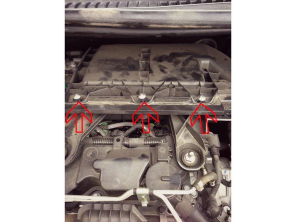 Vous pouvez maintenant vissez les 3 vis disponible sur le cache du support de la boite à air.