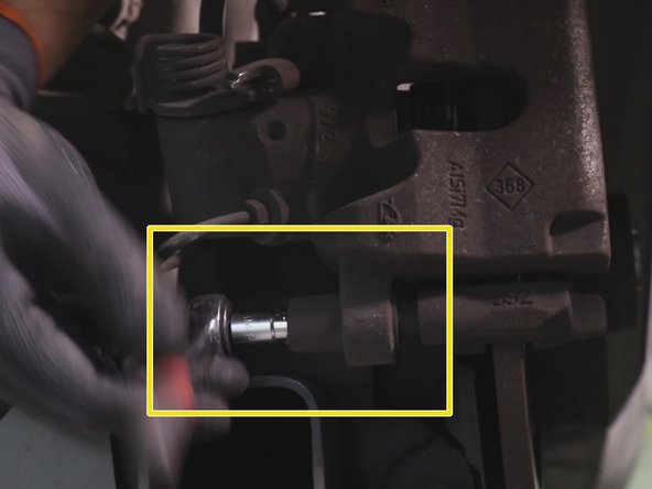 Dévissez la colonette du bas de l'étrier