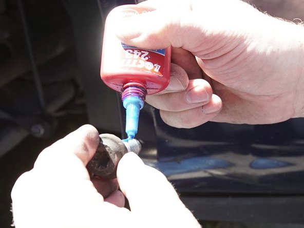 Placez du frein-filet sur les vis de la chape avant de les reposer