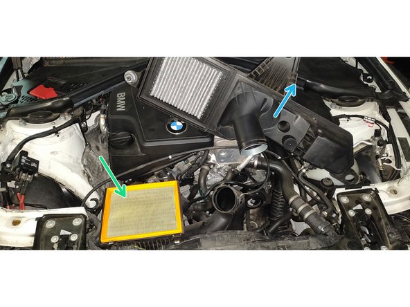 Vous pouvez maintenant retirer le capot en le tirant vers le haut