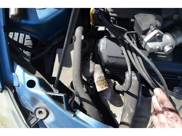 Retirez les colliers des durites puis retirez les durites.