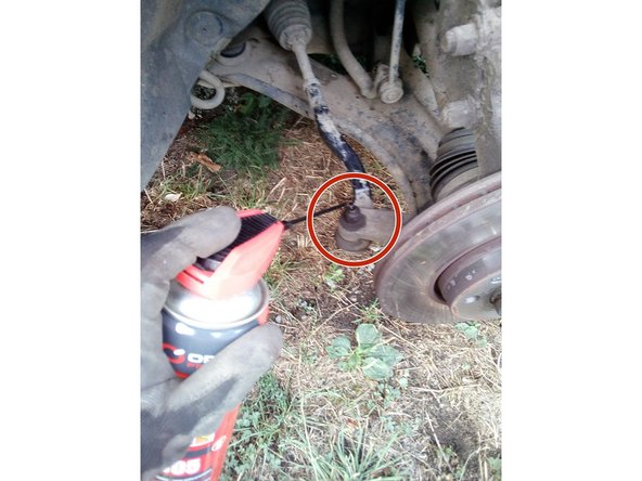 Si besoin appliquer du dégrippant afin de faciliter le desserrage des écrous.