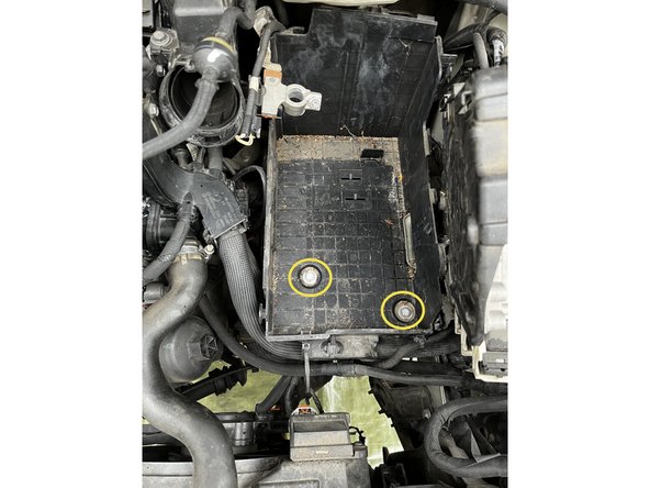 Dévisser les deux vis de fixations du bac a batterie et déposer celui-ci.