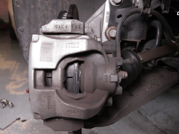 Appuyer plusieurs fois sur la pédale de frein pour repousser le piston