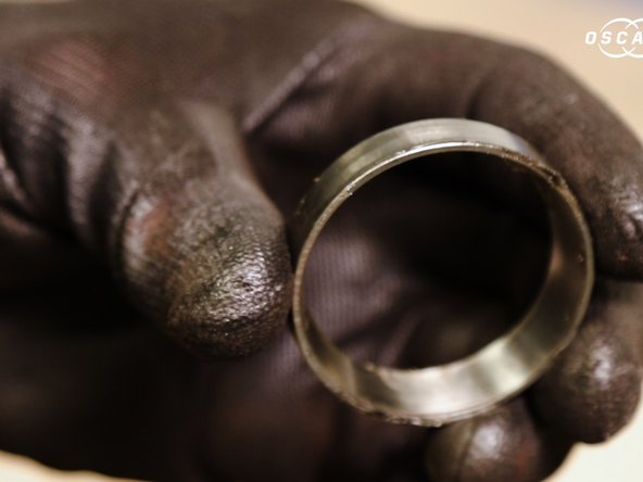 Frappez au marteau pour chasser la cage du roulement