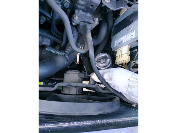 Il y a deux pions de centrage pour le ventilateur, 1 de chaque côté. Il sera de toute façon impossible de visser si le ventilateur n'est pas centré.