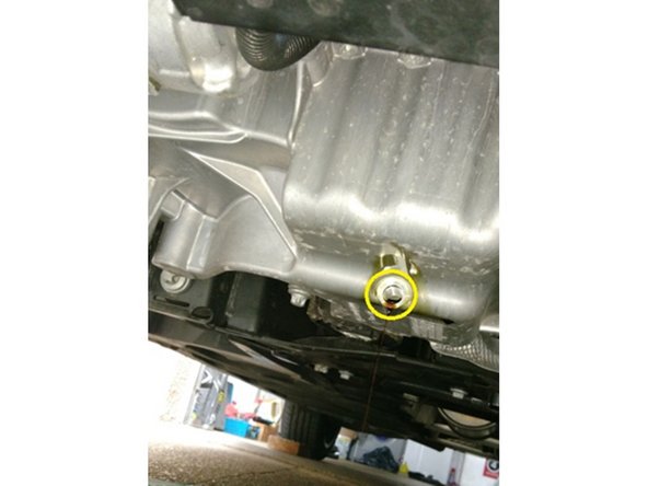 Retirer le bouchon de vidange (douille de 13)       Attention l'huile est chaude