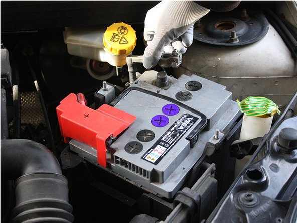 Extraire la cosse et l'éloigner afin de s'assurer qu'elle ne puisse plus être en contact avec la borne de la batterie.