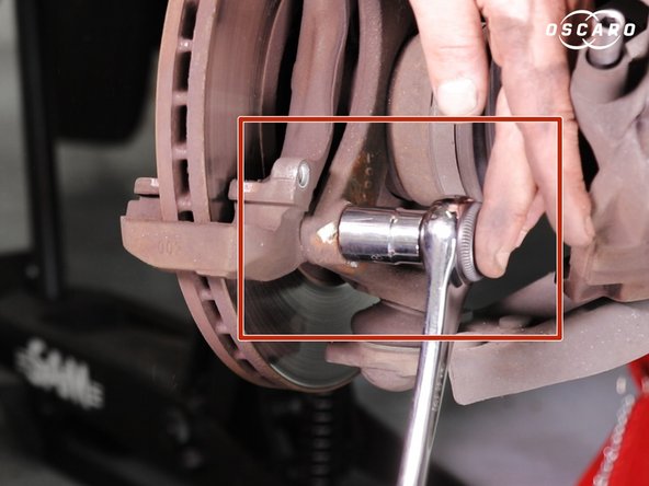 Dévisser et retirer les deux vis du support d'étrier avec une clé de 18