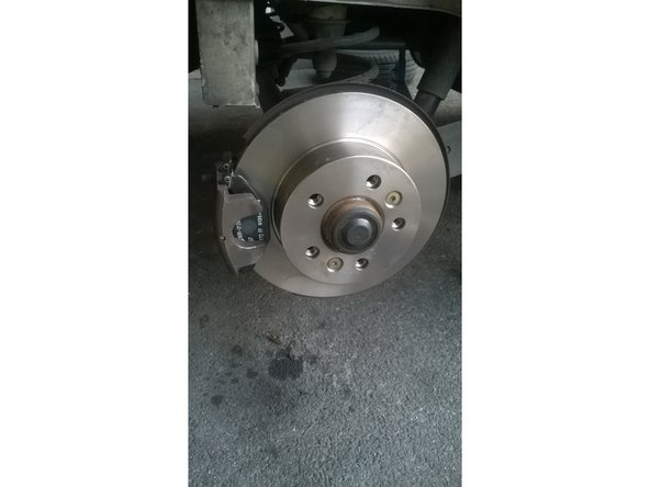 Contrôler les fixations des plaquettes.