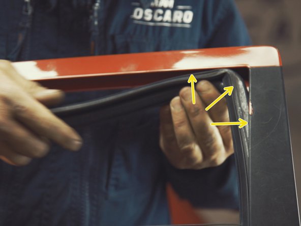 
Once the glass is in place and the guide is in the seal, correctly replace the entire seal on the door, starting with the corner.
