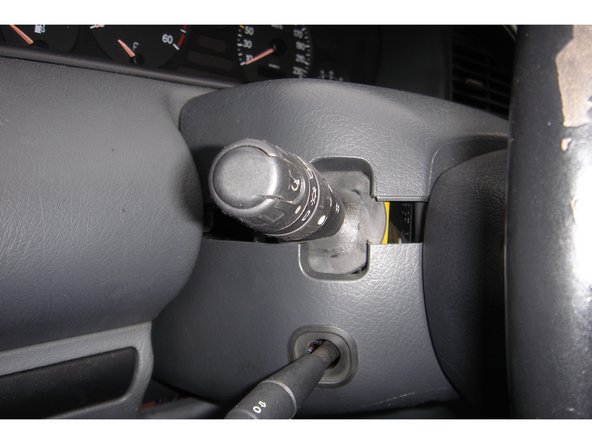 On met en place la demi-coquille supérieure en faisant attention aux pare-poussières