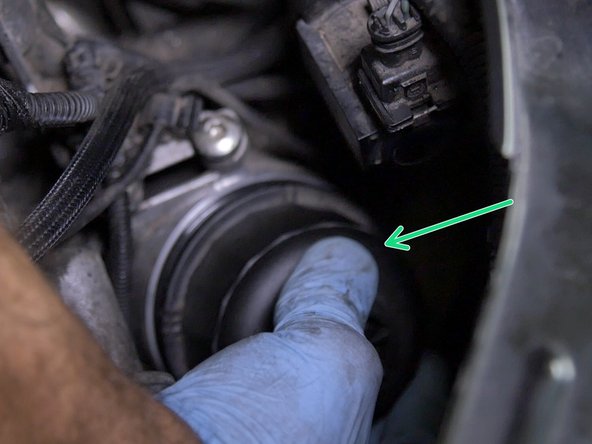 Repositionner le filtre visser le dans un premier temps à la main puis serrer le légèrement