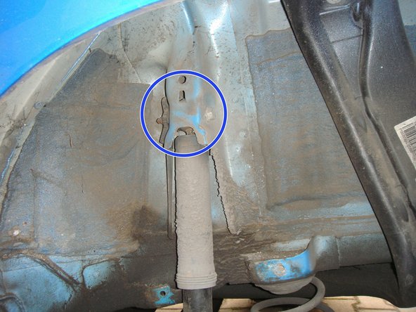 Avec une douille de 16 desserrer la vis supperieur