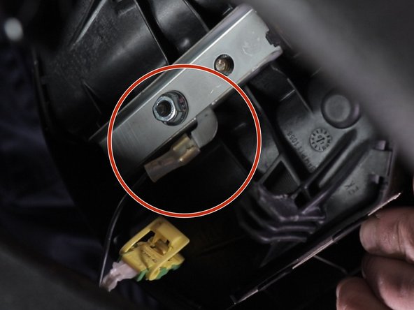 Débrancher la cosse de masse en poussant dessus