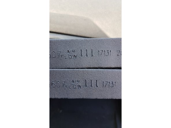 Comparer le nouveau filtre habitacle avec l'ancien (taille)