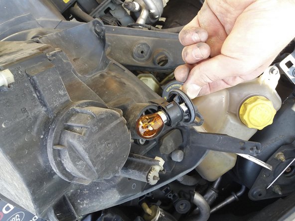 Sortir le support et retirer l'ampoule : il faut appuyer sur l'ampoule tout en la devissant d'1/4 de tour.