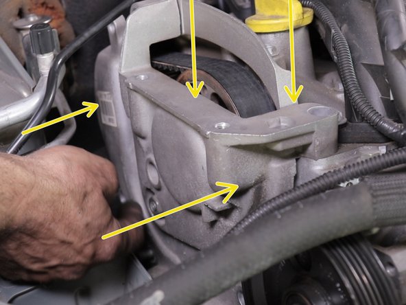 Placer le carter supérieur en aluminium