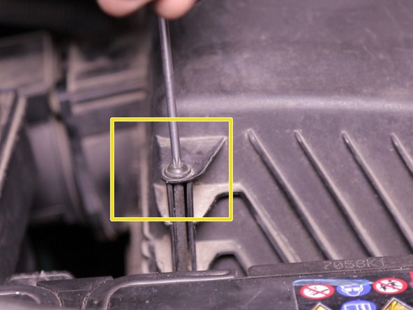 A l'aide de la clé Allen de 7 dévisser sans les retirer les 4 vis du couvercle de la boite à air