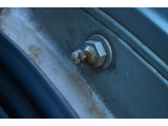 Retirez le reste de graisse de la bille de fixation pour ne pas dégrader la graisse neuve présente dans le vérin neuf.